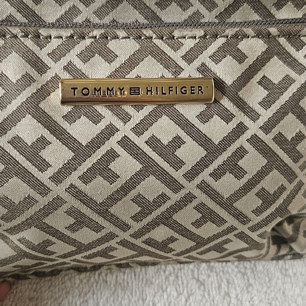Tommy Hilfiger Signature Logo Print Brown Wristlet Pouch Zipper Leather Trim - Picture 3 of 7